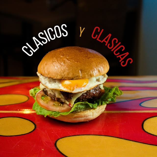 Hamburguesa clásica de Ohana sobre su mesa retro