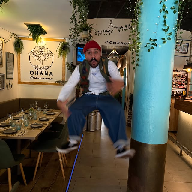 Jairo, el dueño de Ohana, saltando junto a la columna turquesa