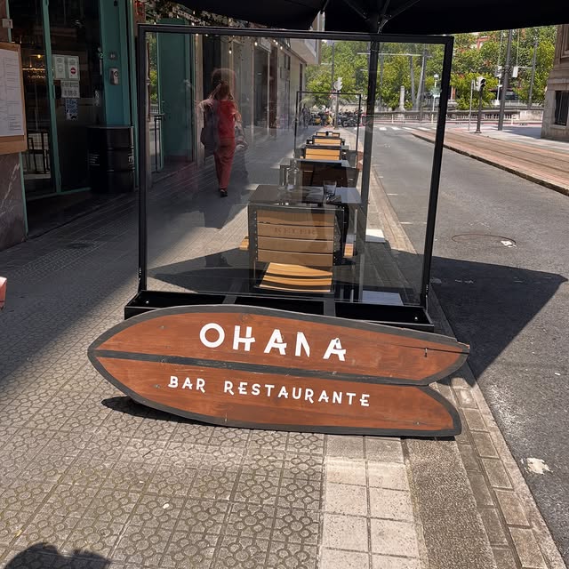 El cartel de Ohana, una tabla de surf real en la calle